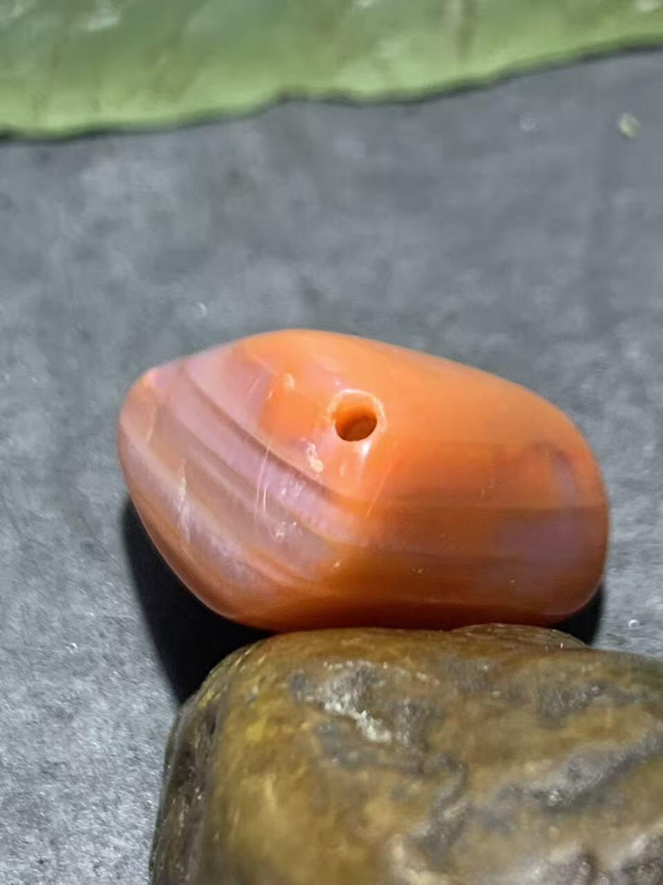 柿子红千层纹南红玛瑙通货随形珠一颗，