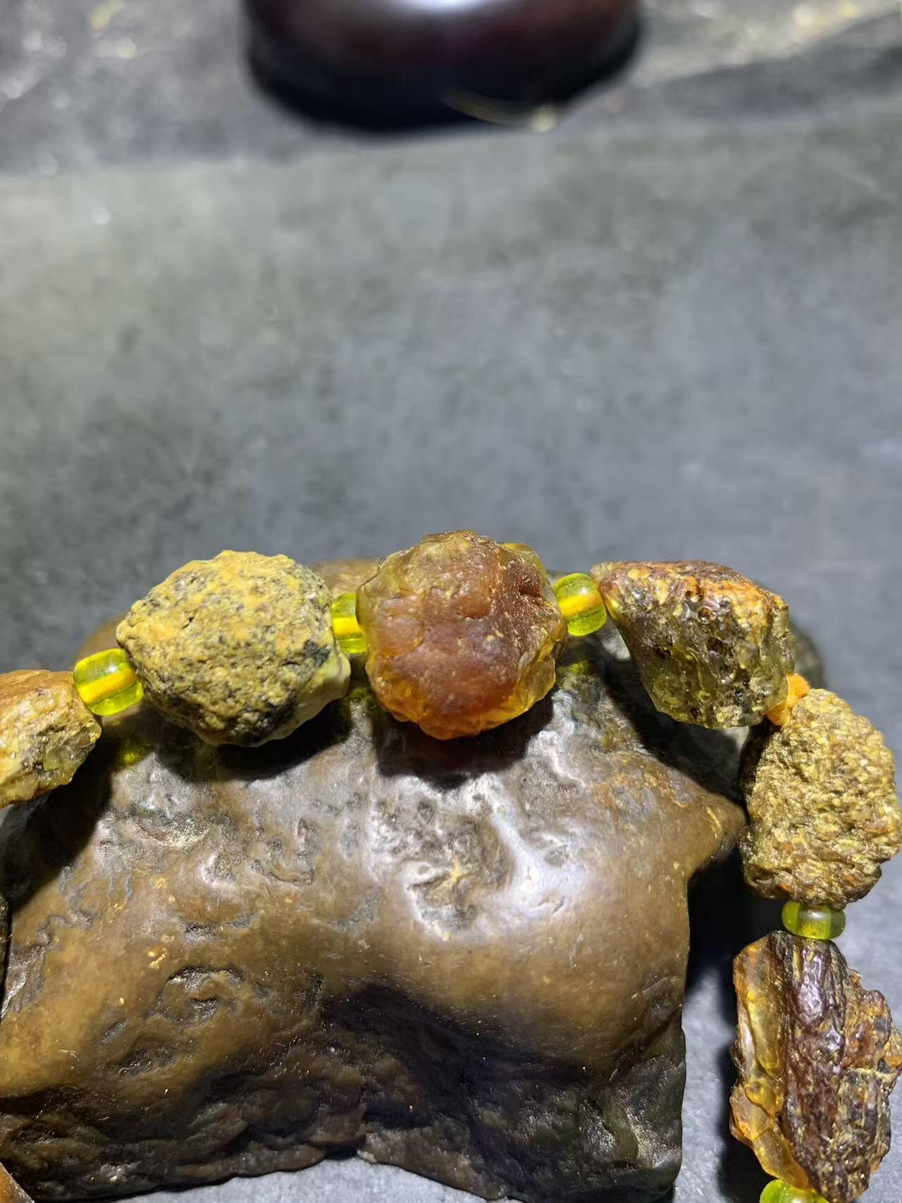 原皮蜜蜡随形原石手串一条，