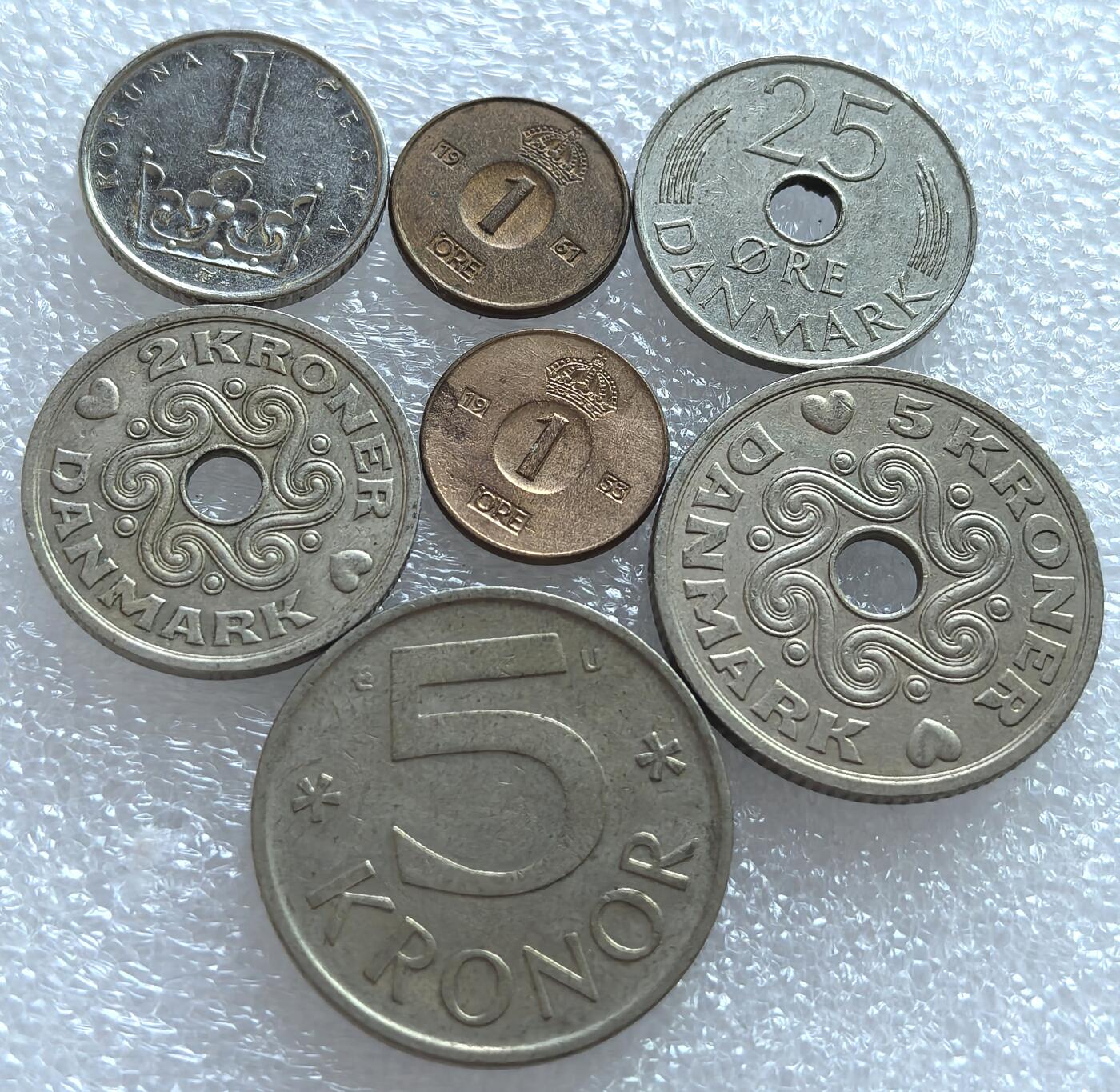 外国优质纪念币银币，周六晚上九点倒数截拍，满百包邮，可寄存半年，喜欢朋友微信扫描二维码可直接参拍 北欧币7枚