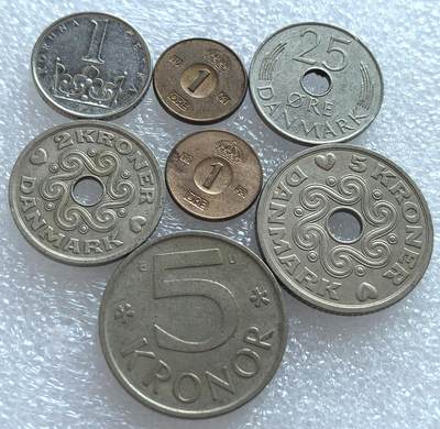 外国优质纪念币银币，周六晚上九点倒数截拍，满百包邮，可寄存半年，喜欢朋友微信扫描二维码可直接参拍 - 北欧币7枚