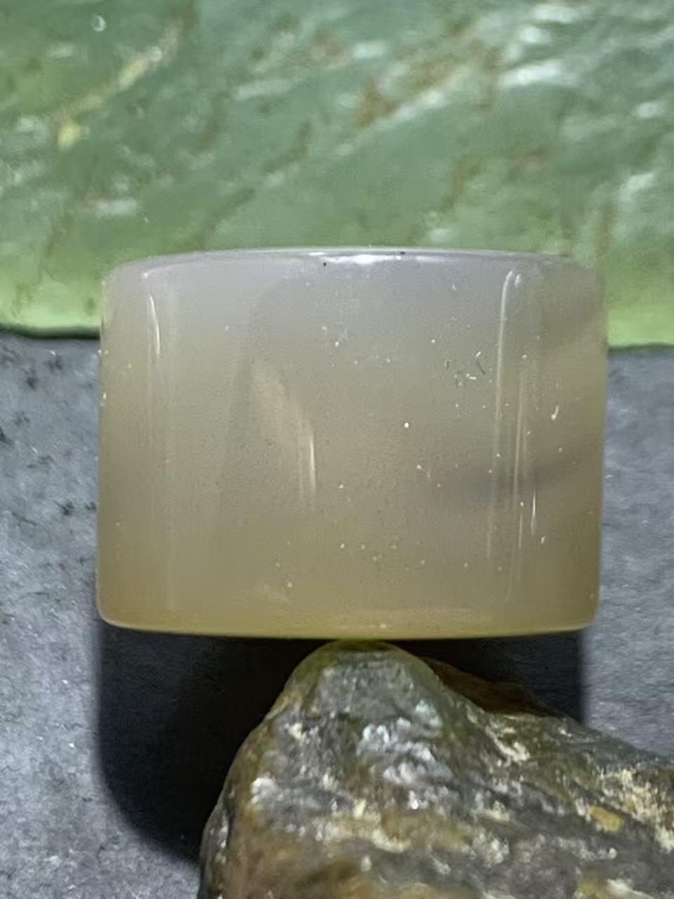 精美冰飘蒙料冻料战国红玛瑙随形墩子一个，