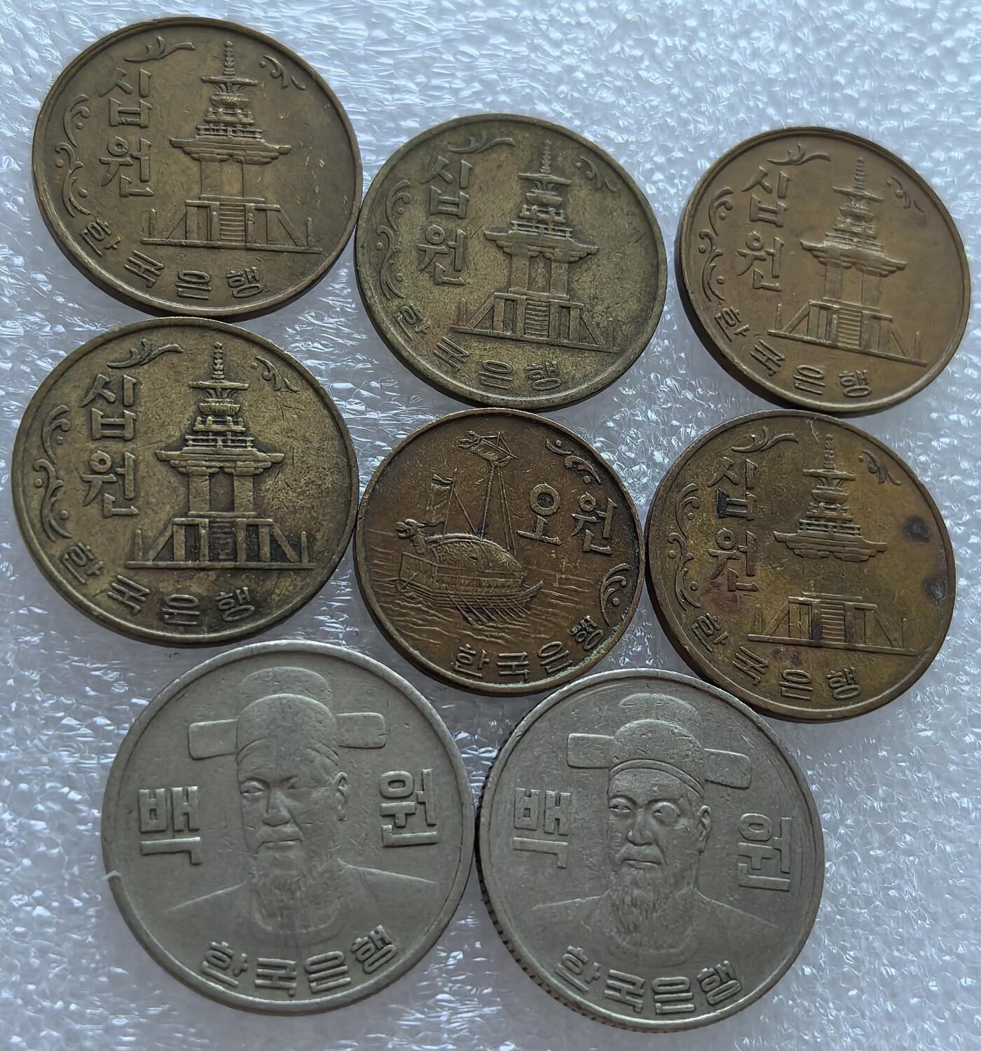 外国优质纪念币银币，周六晚上九点倒数截拍，满百包邮，可寄存半年，喜欢朋友微信扫描二维码可直接参拍 韩国一堆含龟船