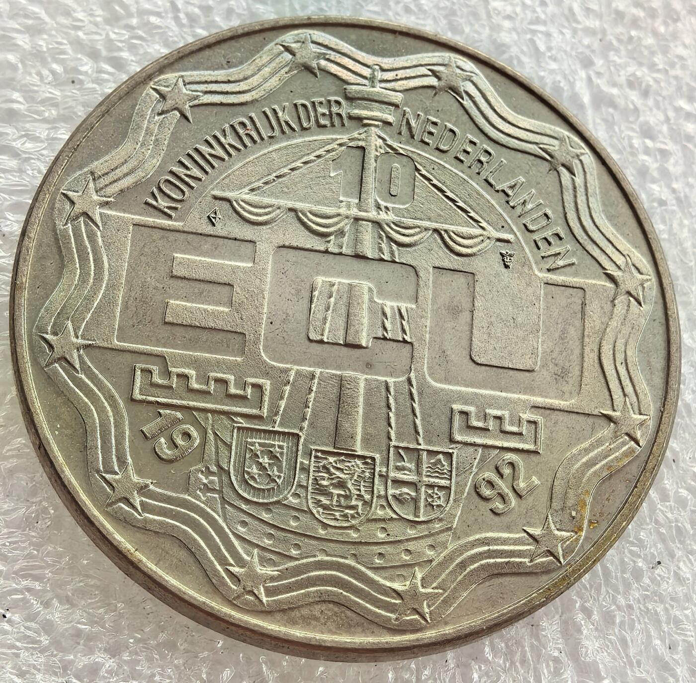 外国优质纪念币银币，周六晚上九点倒数截拍，满百包邮，可寄存半年，喜欢朋友微信扫描二维码可直接参拍 荷兰1992年10ECU克朗型纪念币