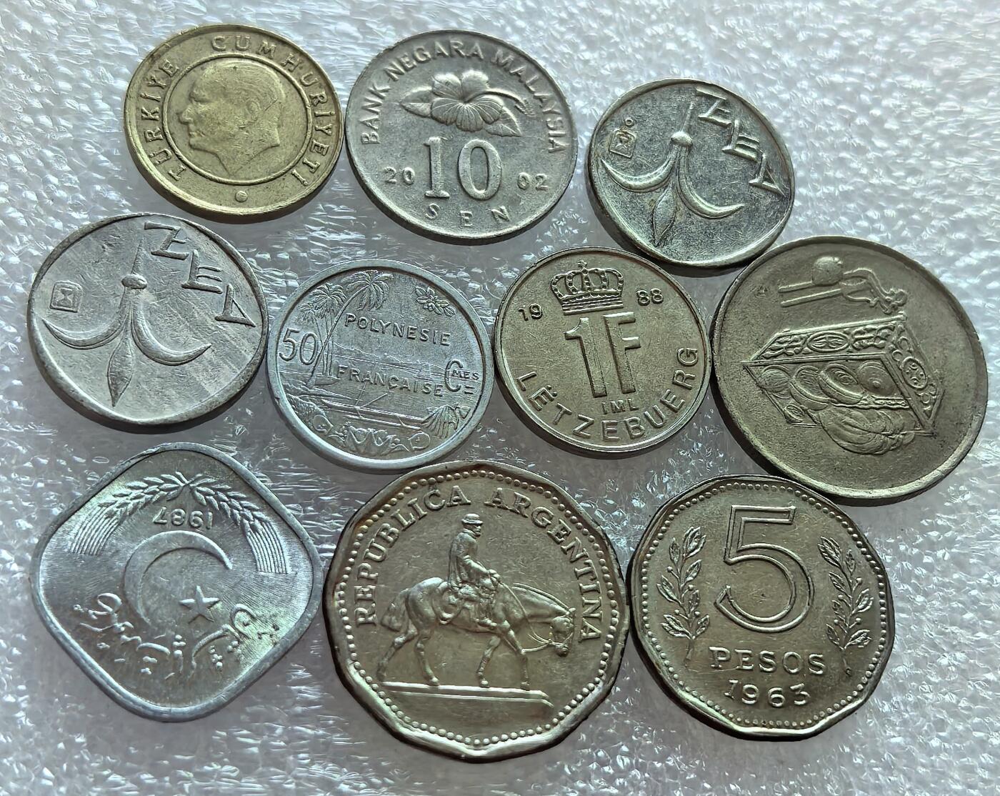 外国优质纪念币银币，周六晚上九点倒数截拍，满百包邮，可寄存半年，喜欢朋友微信扫描二维码可直接参拍 土耳其马来西亚以色列等一堆