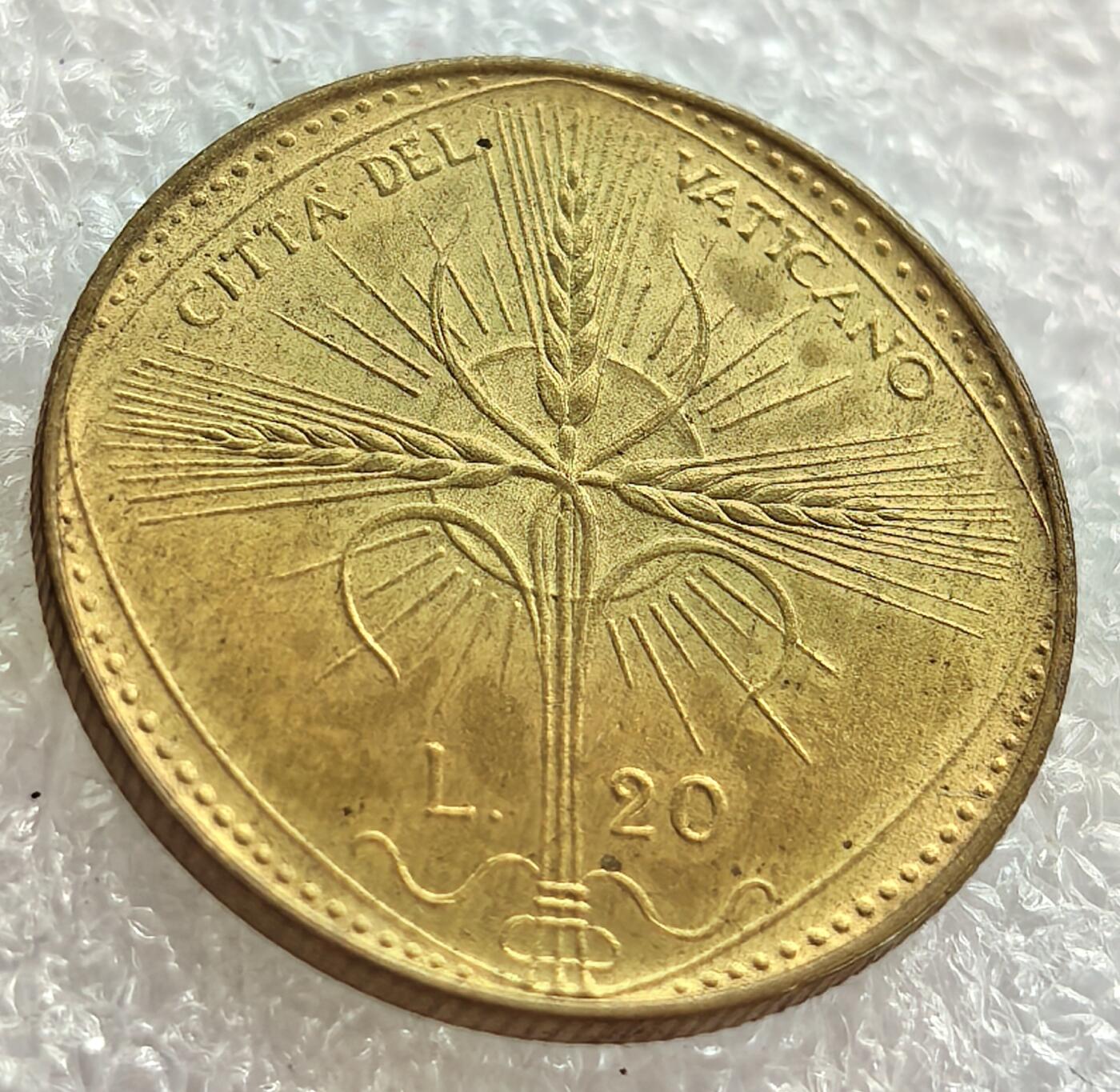 外国优质纪念币银币，周六晚上九点倒数截拍，满百包邮，可寄存半年，喜欢朋友微信扫描二维码可直接参拍 FAO系列纪念币-梵蒂冈60年代太阳照耀小麦20里拉纪念币