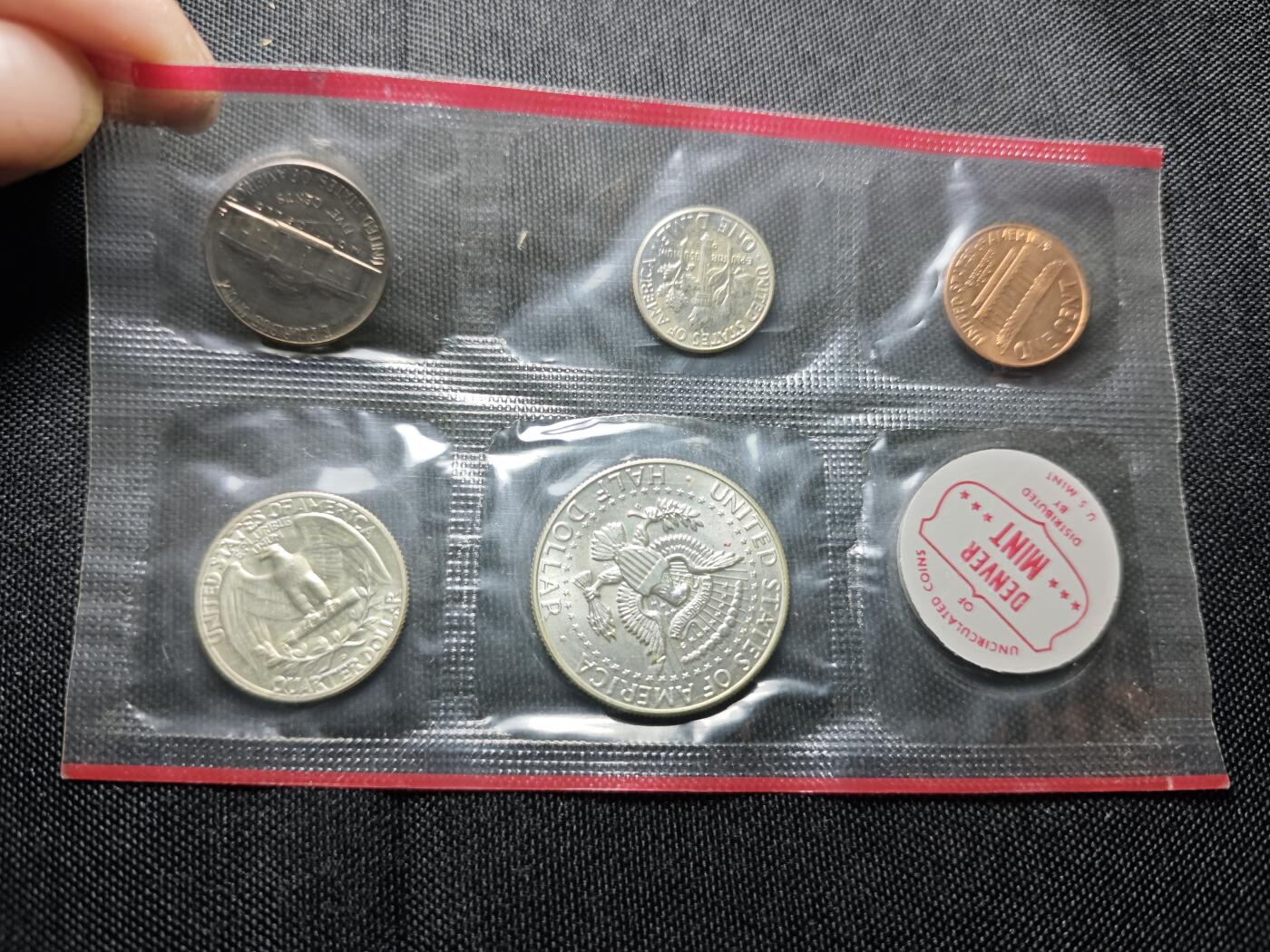 KK钱币收藏小铺  （套币 批量/好品散币 银币）专场  2月预留时间 周末发货   美国1964年大小面值清年一套 造币厂原封 好品 带3枚高银！