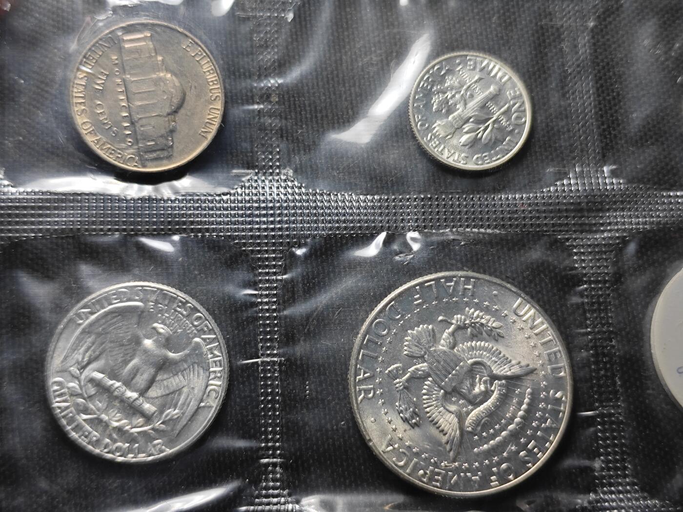KK钱币收藏小铺  （套币 批量/好品散币 银币）专场  2月预留时间 周末发货  美国1964年大小面值清年一套 造币厂原封 好品 带3枚高银！