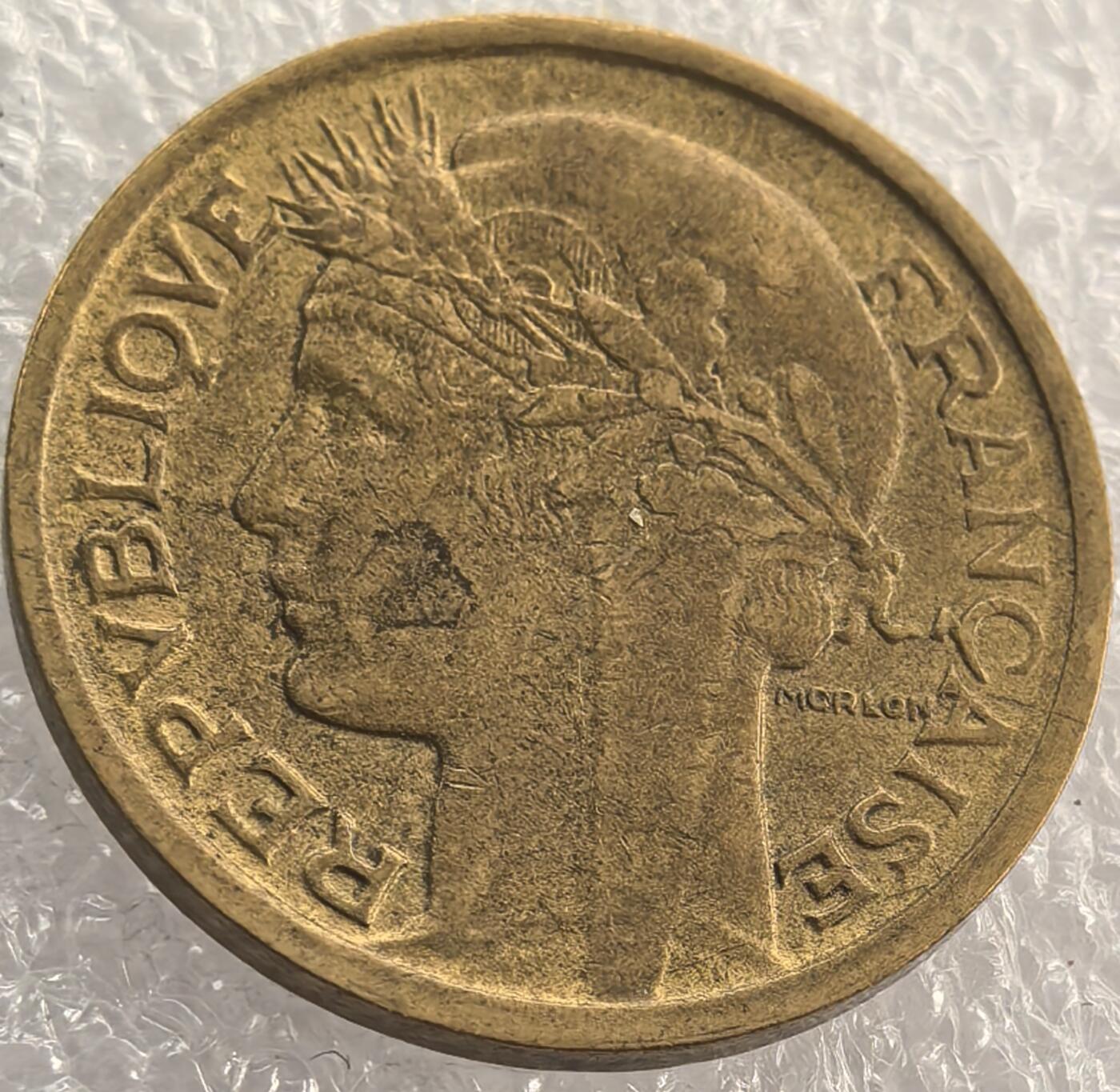 外国优质纪念币银币，周六晚上九点倒数截拍，满百包邮，可寄存半年，喜欢朋友微信扫描二维码可直接参拍 法国谷物女神1938年1法郎