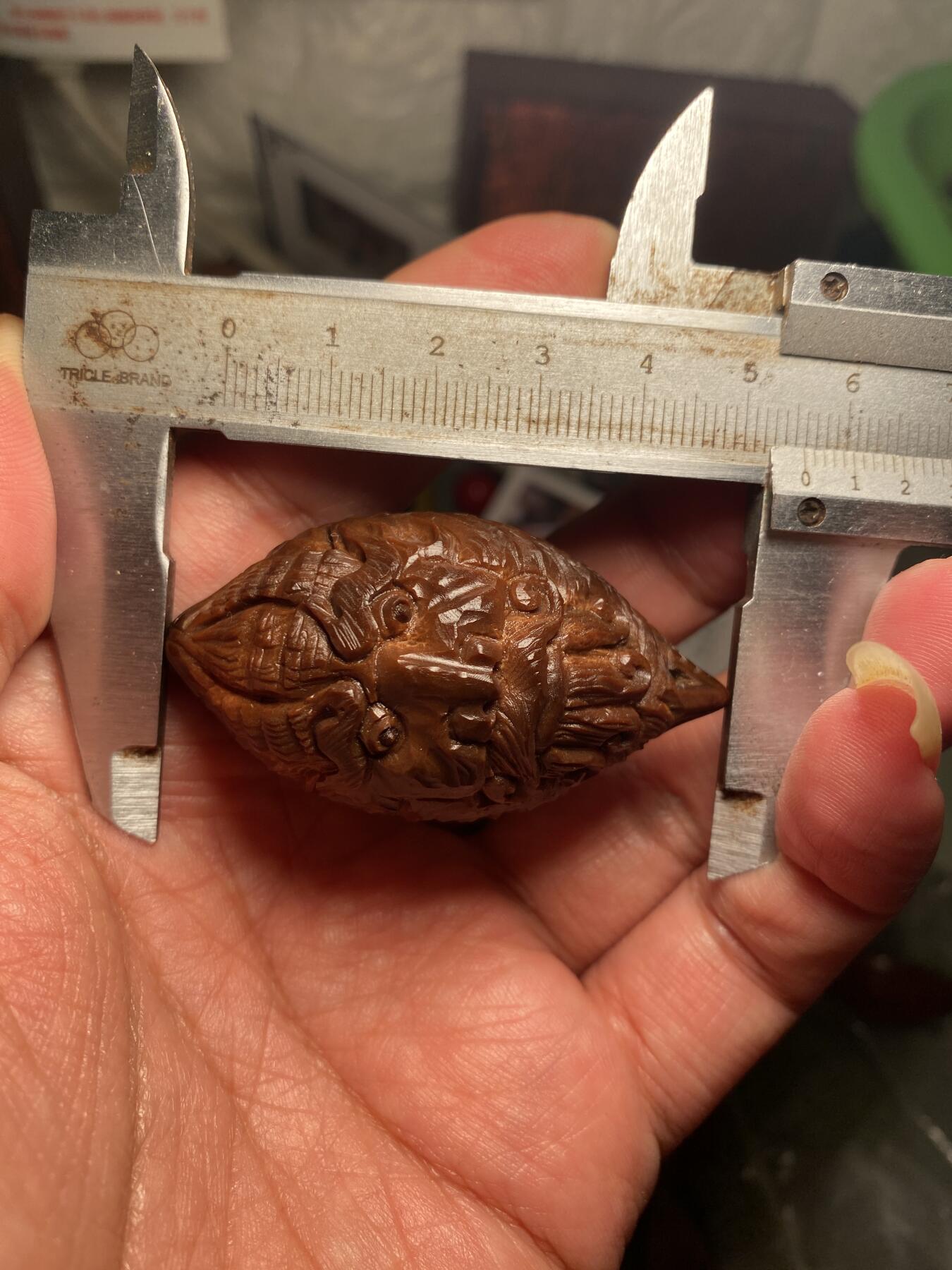 苏工原创手工核雕放漏价 福利苏工核雕，纯手工雕刻，印尼老油核雕龙明王，个性十足，等待有缘人，与众不同，尺寸3。08x5。6喜欢的来