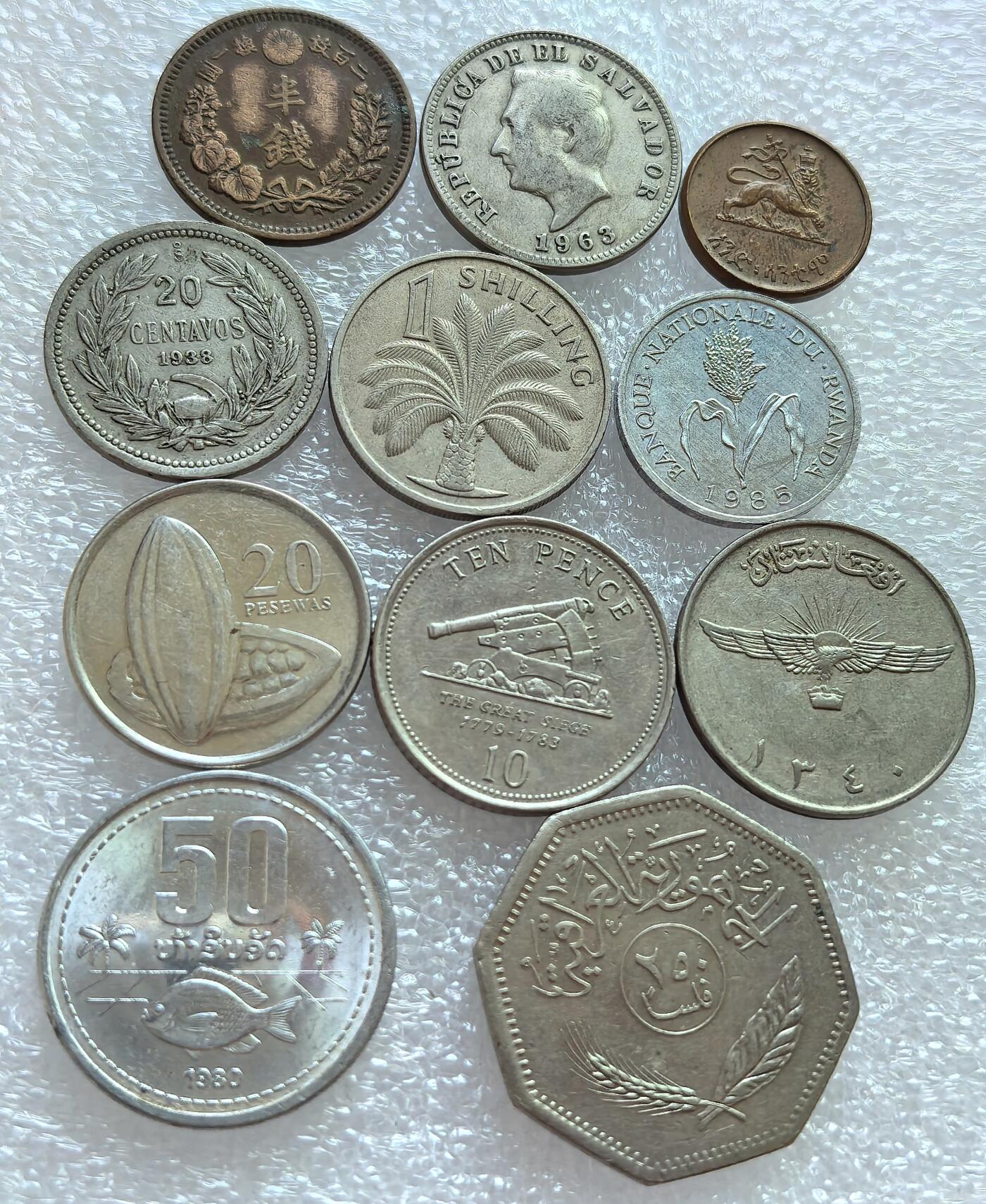 外国优质纪念币银币，周六晚上九点倒数截拍，满百包邮，可寄存半年，喜欢朋友微信扫描二维码可直接参拍 日本伊拉克等散币