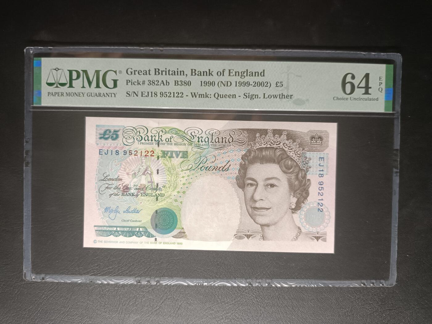 2025十月第二期，总第196期 【岁】英格兰E序列皇冠初版5镑PMG64epq无47，中年女王和史蒂芬逊