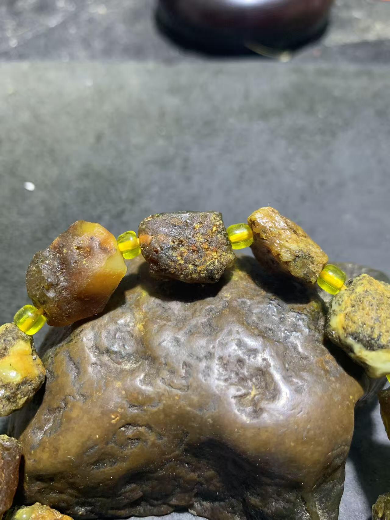 原皮蜜蜡随形原石手串一条，