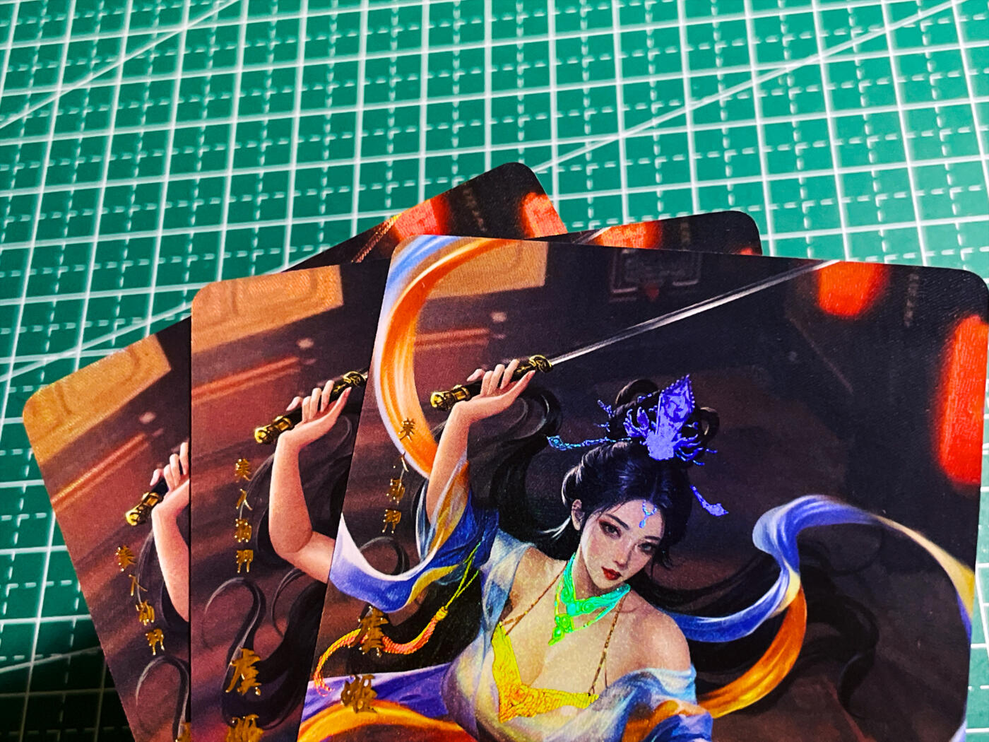 显眼宝34期 佣金1起 10月15日晚22:30截止  卡颜月色 虞姬彩闪 三渐变3张  63*88