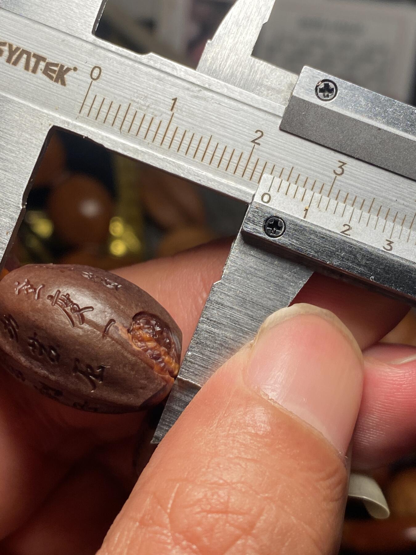 苏工原创手工核雕放漏价 苏工核雕，稀有紫核紫肉，纯刀工般若残卷，个性好玩，非通货，喜欢的来价不贵，尺寸1。55x2。35