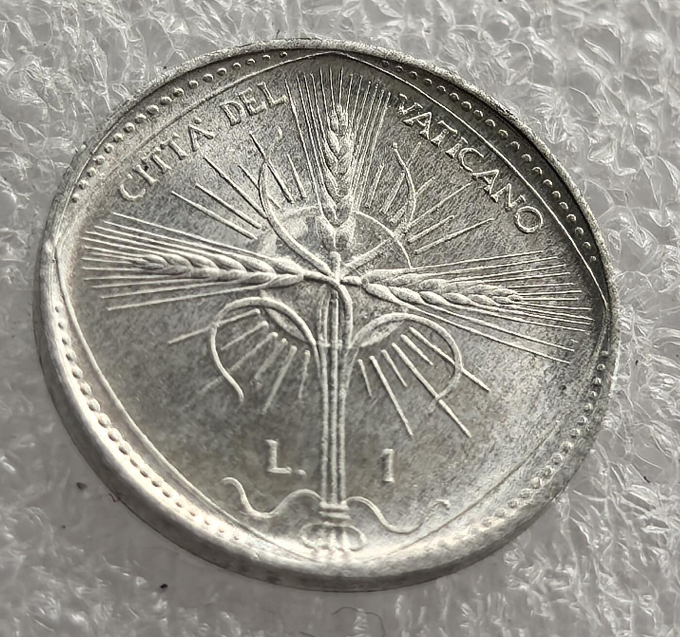 外国优质纪念币银币，周六晚上九点倒数截拍，满百包邮，可寄存半年，喜欢朋友微信扫描二维码可直接参拍 FAO系列纪念币-梵蒂冈60年代太阳照耀小麦1里拉纪念币