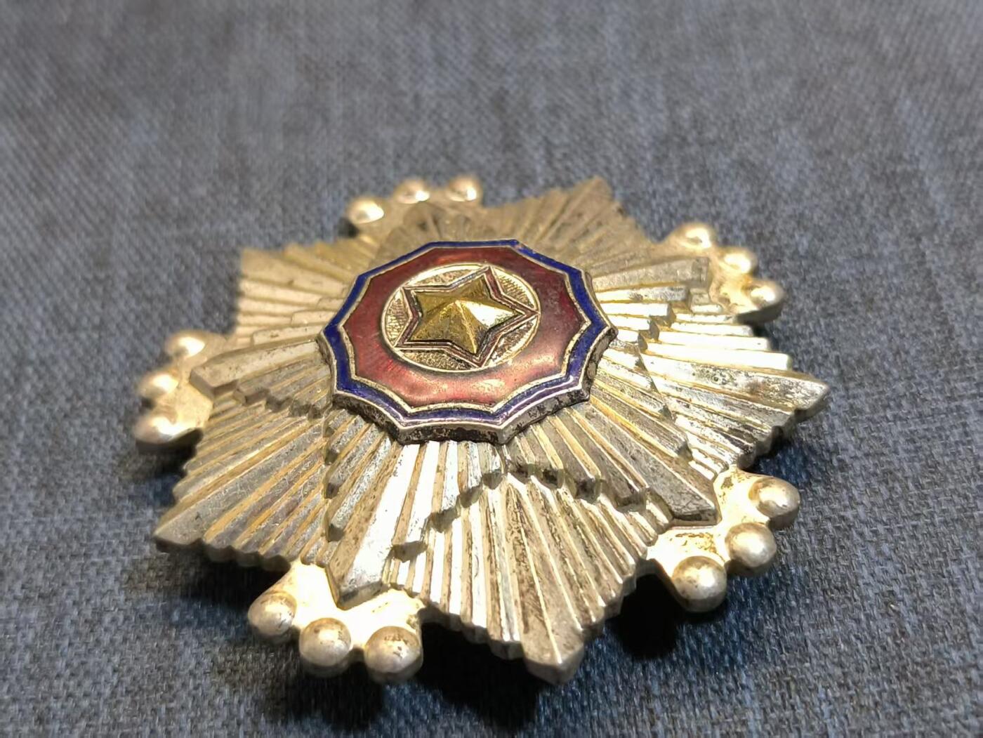 罗岚⭐爱藏⭐精品专拍第六场-分享拍场赚佣金 朝鲜人民民主主义共和国三级国旗勋章 早期编号版