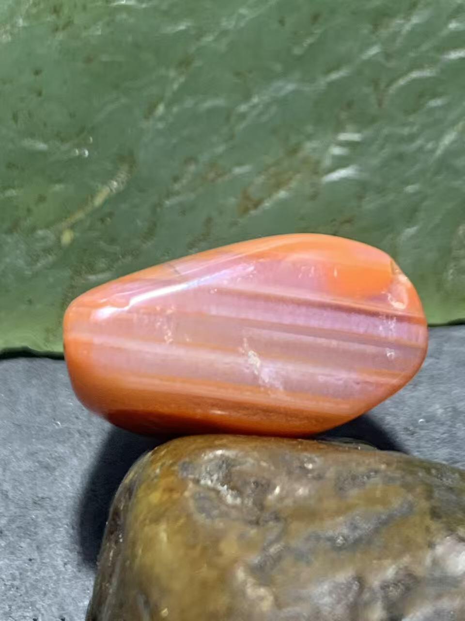 柿子红千层纹南红玛瑙通货随形珠一颗，