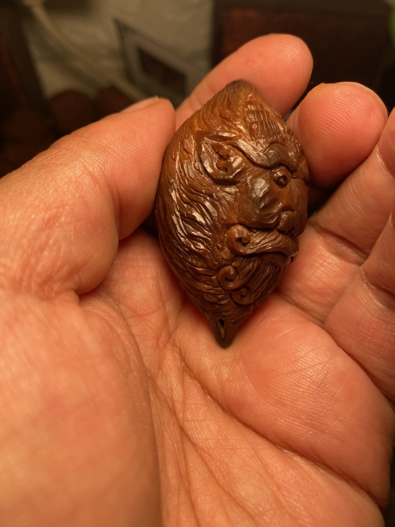 苏工原创手工核雕放漏价 福利苏工核雕，纯手工雕刻，印尼老油核雕龙明王，个性十足，等待有缘人，与众不同，尺寸3。08x5。6喜欢的来