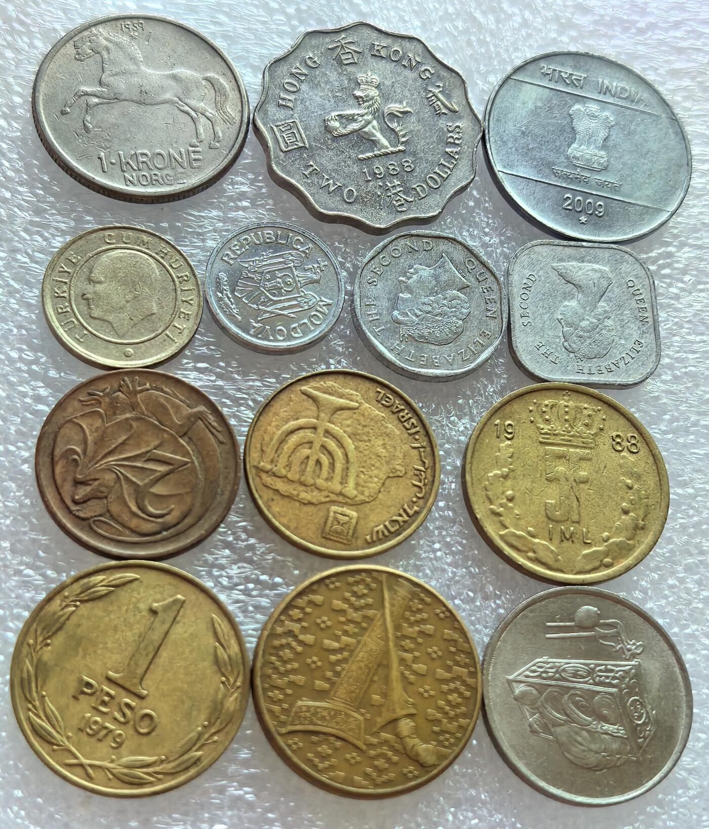 外国优质纪念币银币，周六晚上九点倒数截拍，满百包邮，可寄存半年，喜欢朋友微信扫描二维码可直接参拍