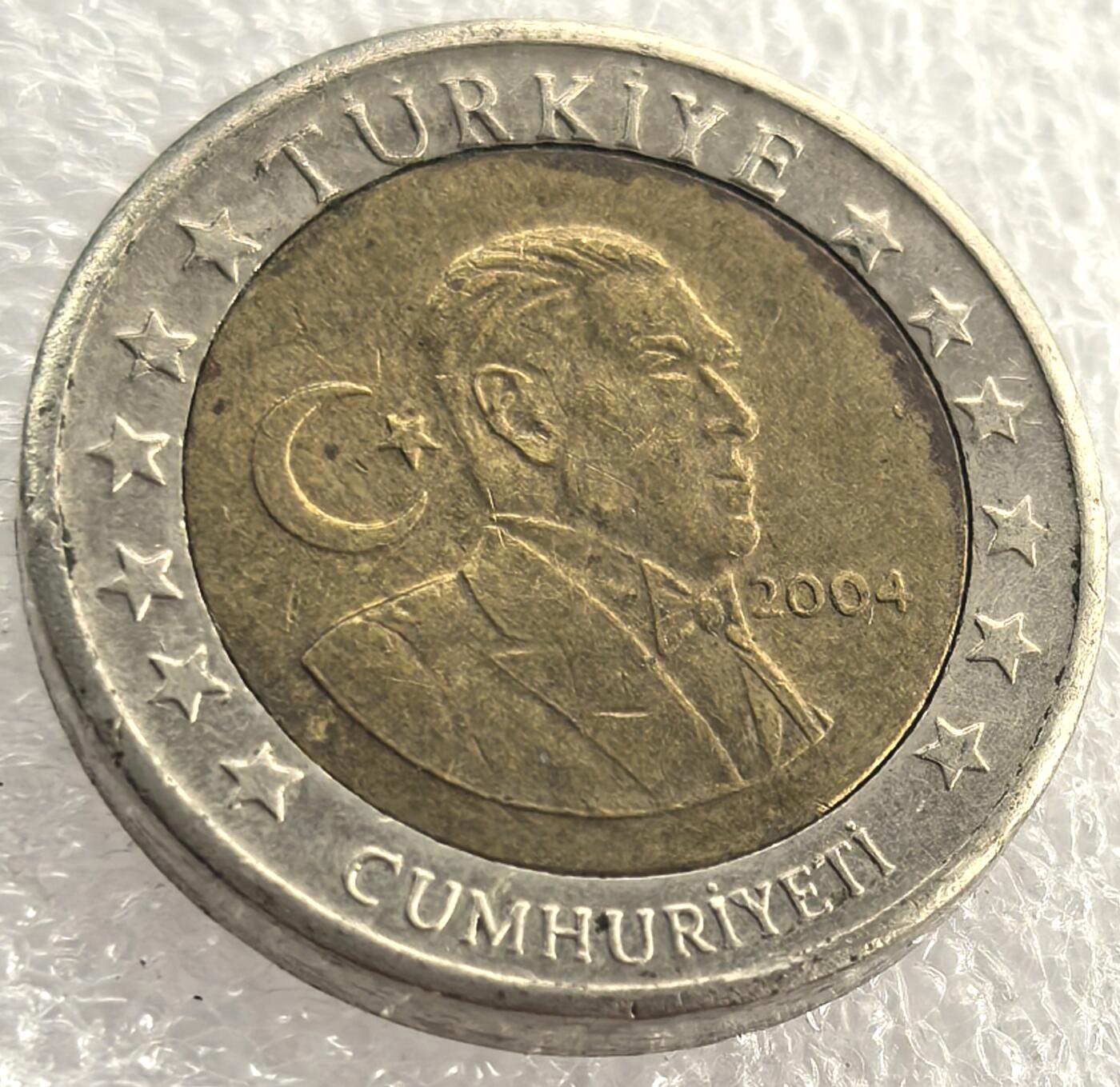 外国优质纪念币银币，周六晚上九点倒数截拍，满百包邮，可寄存半年，喜欢朋友微信扫描二维码可直接参拍 土耳其2004年国父凯末尔2EUROS样币