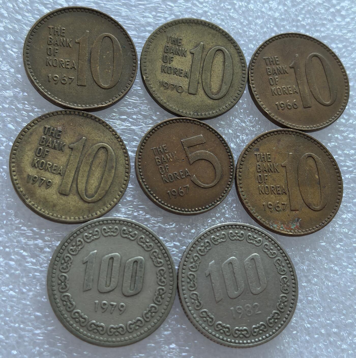 外国优质纪念币银币，周六晚上九点倒数截拍，满百包邮，可寄存半年，喜欢朋友微信扫描二维码可直接参拍 韩国一堆含龟船