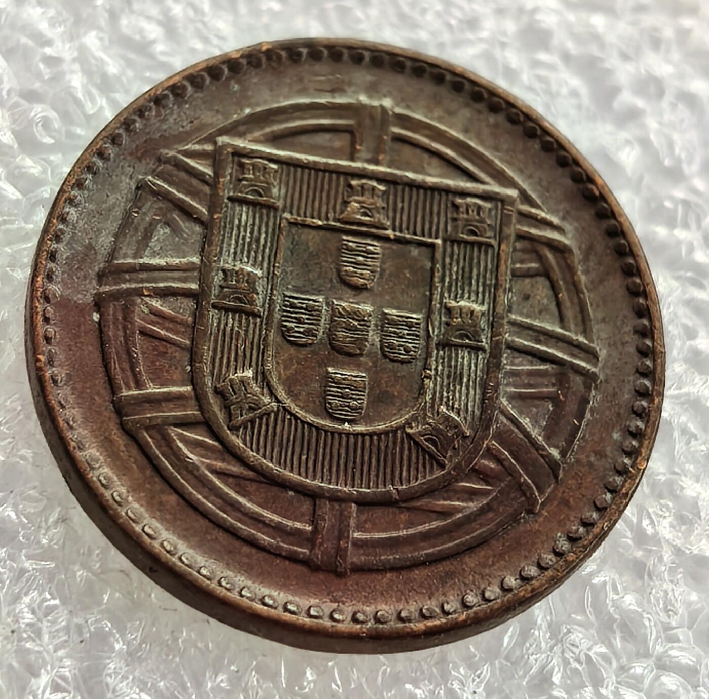 外国优质纪念币银币，周六晚上九点倒数截拍，满百包邮，可寄存半年，喜欢朋友微信扫描二维码可直接参拍