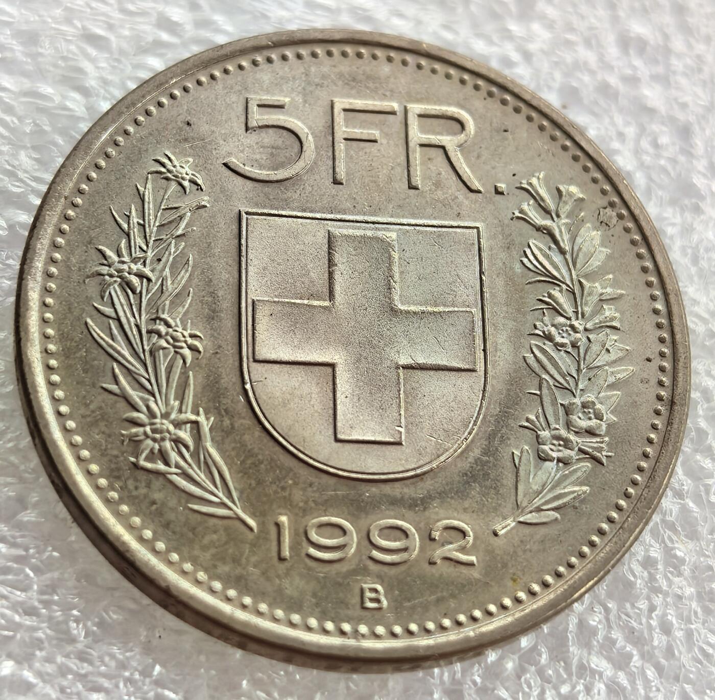 外国优质纪念币银币，周六晚上九点倒数截拍，满百包邮，可寄存半年，喜欢朋友微信扫描二维码可直接参拍 极美品带光瑞士1992年5法郎