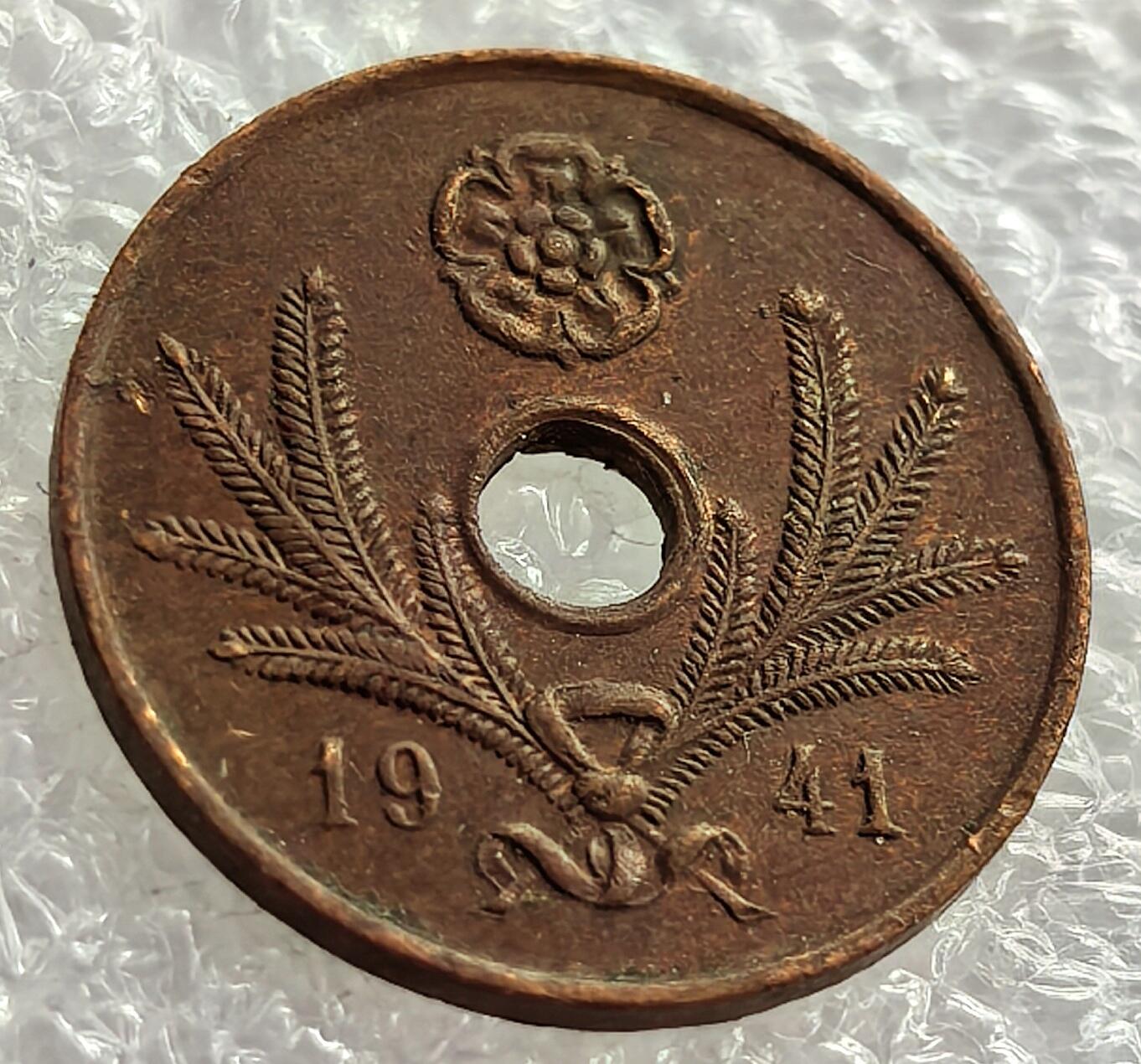 外国优质纪念币银币，周六晚上九点倒数截拍，满百包邮，可寄存半年，喜欢朋友微信扫描二维码可直接参拍