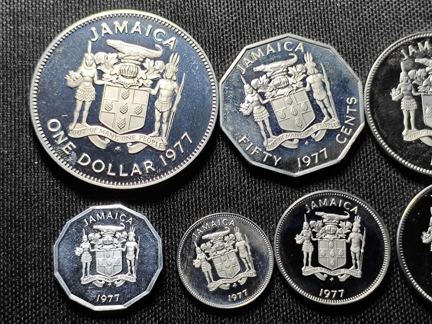 KK钱币收藏小铺  （套币 批量/好品散币 银币）专场  2月预留时间 周末发货  1977牙买加大小面值清年 精制币一套