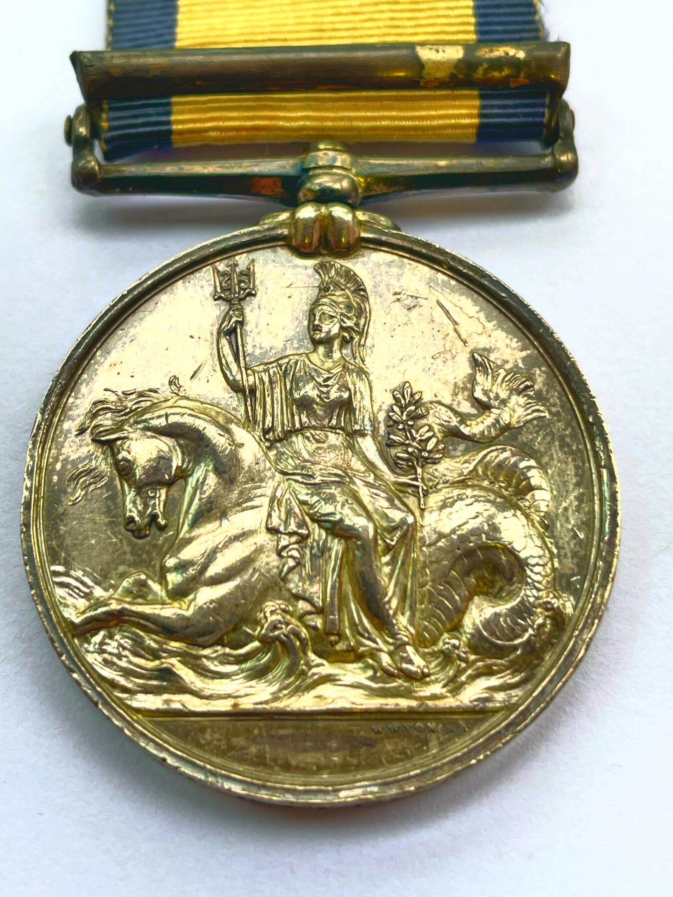 盛世勋华——号角文化勋章邮票专场拍卖第285期 英国海军常规服役奖章 维多利亚早期版本（英国服役 战役章的老祖宗） 带边铭 授予法国大革命到1840年间参战的英国海军 该章大概率授予1830-40年英国奥斯曼埃及战争的英国海军 国内超少见