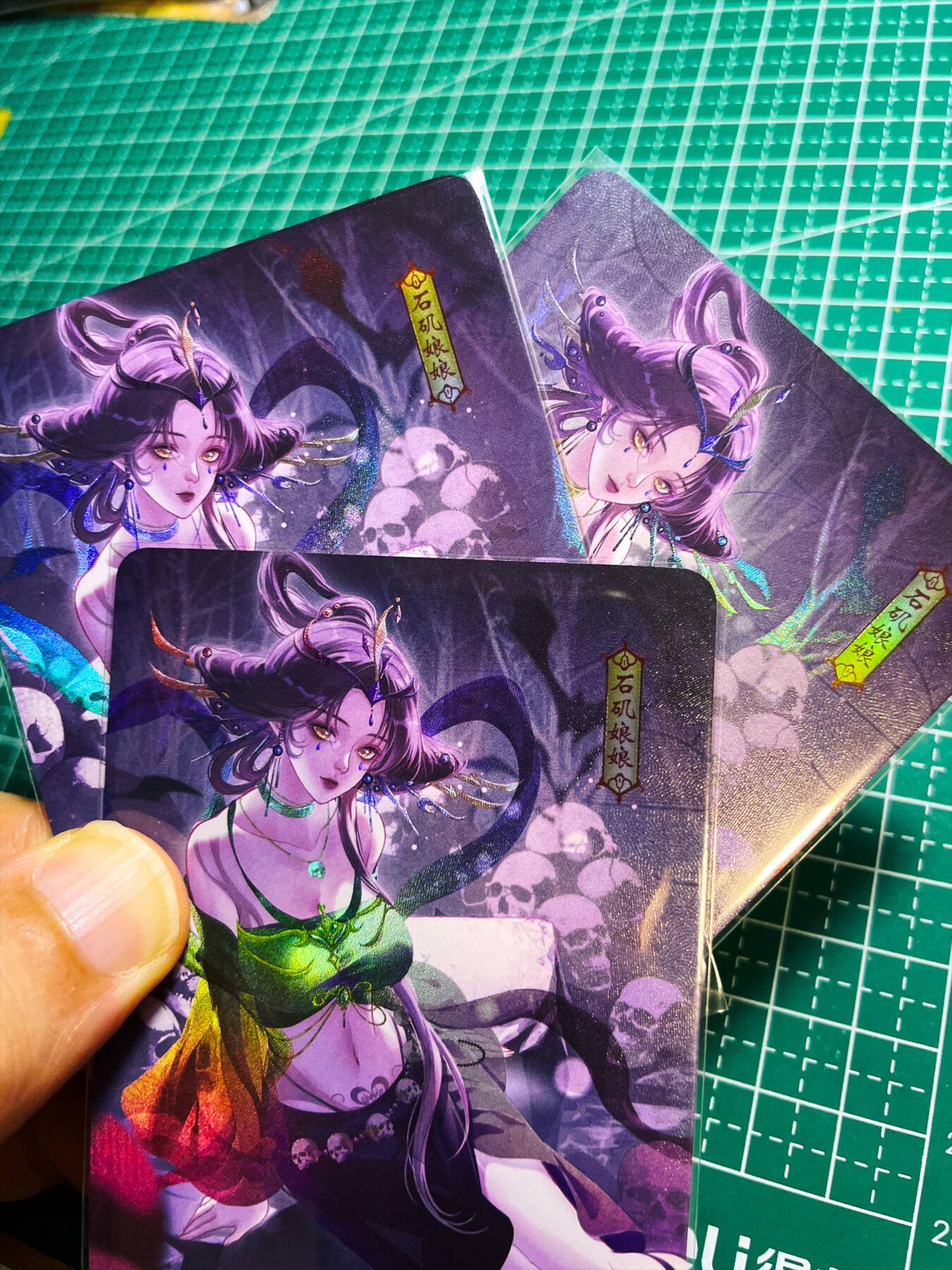 显眼宝34期 佣金1起 10月15日晚22:30截止  墨卡文创卡牌   墨欲封神系列     石矶娘娘3渐变艺术  共3张   折彩工艺   大卡尺寸  63*88