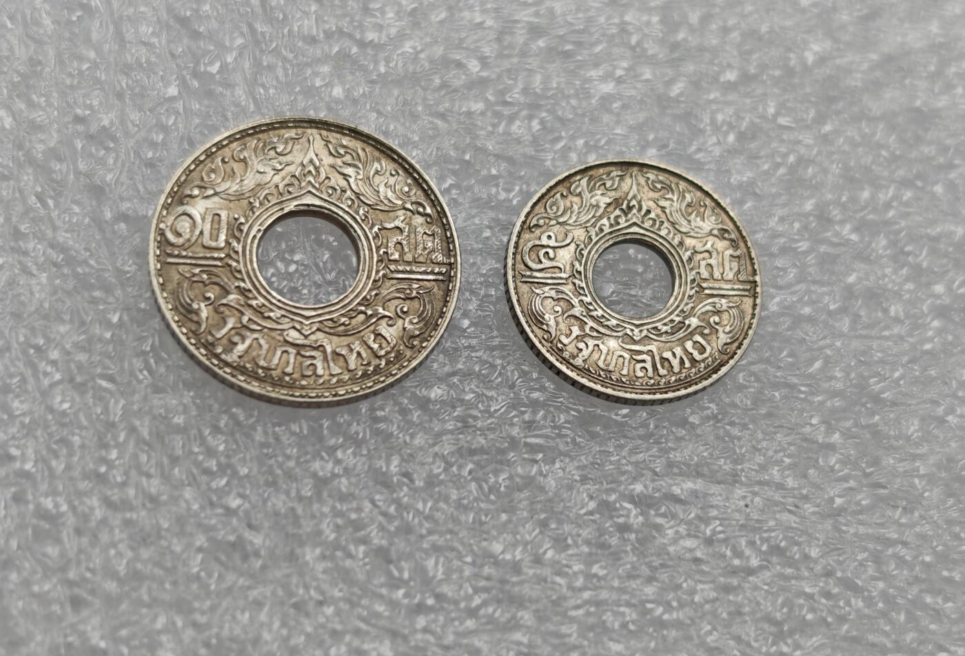 瓶子🏺第212期拍卖会  1940年泰国5和10萨当中孔银币