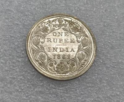瓶子🏺第212期拍卖会  1862年英属印度维多利亚印度皇帝装1卢比银币  带光有点PL效果