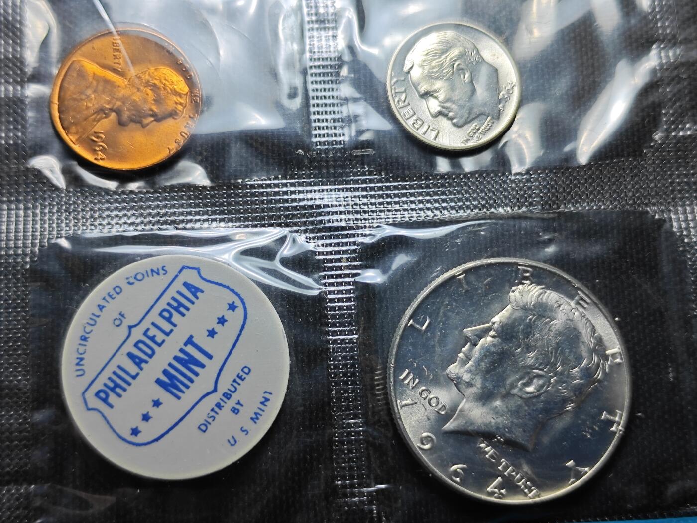 KK钱币收藏小铺  （套币 批量/好品散币 银币）专场  2月预留时间 周末发货  美国1964年大小面值清年一套 造币厂原封 好品 带3枚高银！