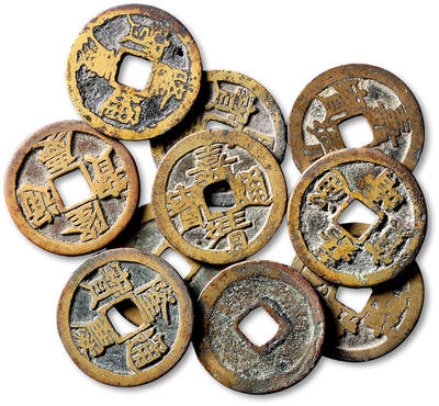 泓盛2025年秋季拍卖会 机制币 金银锭 古泉 - 明钱一组十枚，尺寸不一，包括：（1）“隆庆通宝”五枚，一枚有铸洞，另枚缘小裂；（2）“嘉靖通宝”五枚，一枚有铸洞，附原藏家题记，上美至极美品<br>Lot4867～4927同一老藏家珍藏