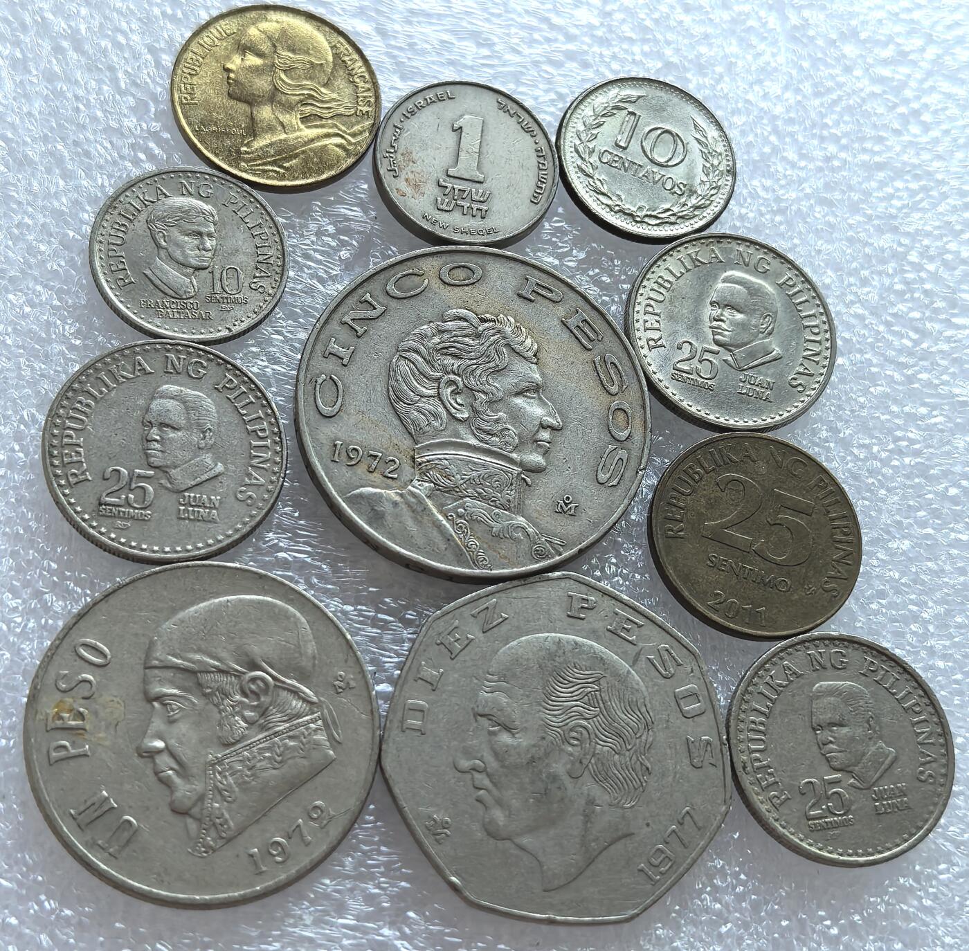 外国优质纪念币银币，周六晚上九点倒数截拍，满百包邮，可寄存半年，喜欢朋友微信扫描二维码可直接参拍 菲律宾墨西哥一堆