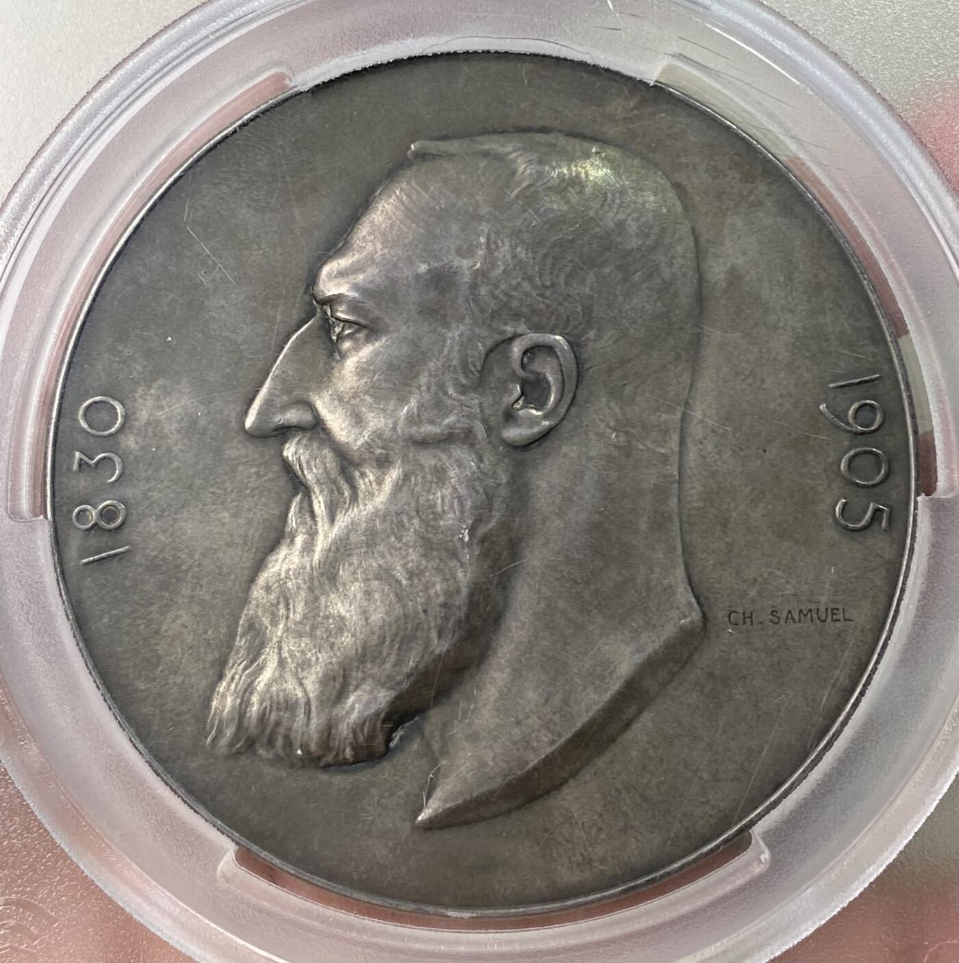 万国钱币拍卖第053期【万国秋季大拍上●周五周六两场连拍】 PCGS SP62 1905年比利时利奥波德二世纪念独立75周年纪念大银章 布鲁塞尔厂铸，正面为老年的利奥波德国王头像，背面为拿着火把的女神朝着太阳的方向，寓意引导比利时走向繁荣。尺寸夸张的巨型银章，根据比利时币章目录专家Forrer的记录，此品种铸造极少量，且由国王亲自过手颁发。此枚为PC唯一入盒记录。