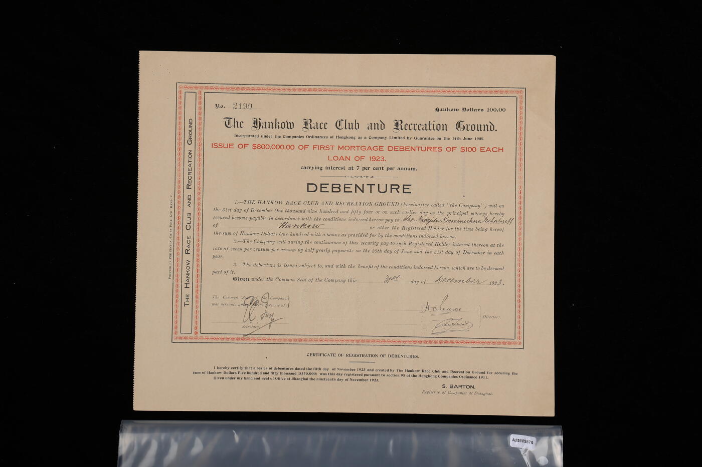 泓盛2025年秋季拍卖会 纸币 1923年汉口西商赛马体育会债券大洋100圆，罕见，背印章程及息单，八五成新编者按：汉口英租界开辟后，英国怡和洋行大班兼英国商会副会长的杜百里（人称商界汉口王）倡议修建新的跑马场，此意获得了英、法、比、德、俄、日六国商人响应，集资向当时的“地皮大王”刘歆生购买了汉口东北角的一块未开发土地。1905年西商跑马会建成，东方赛马之都、中国的芝加哥名称由此蜚声中外。1949年后赛马会所建筑划给武汉