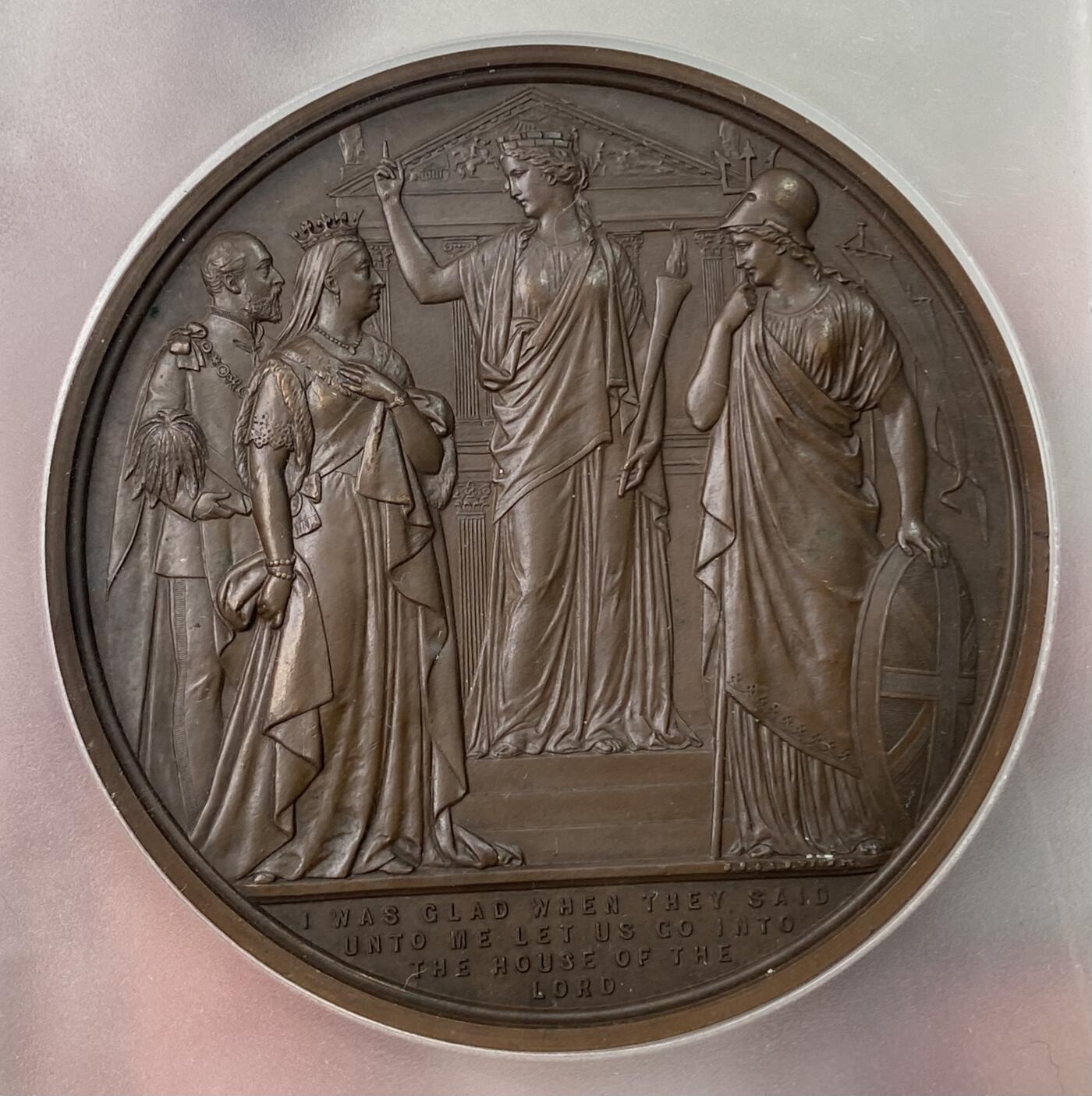 万国钱币拍卖第053期【万国秋季大拍上●周五周六两场连拍】 PCGS SP64 1872年英国伦敦金融城威尔士亲王国家感恩节大铜章 76.5MM 伦敦尼娅和不列颠尼娅邀请女王和威尔士亲王进入圣保罗大教堂 “当他们说让我进入耶和华的圣殿时，我很高兴” 反面：圣彼得大教堂内皇家游行和集会的细节描绘令人难以置信