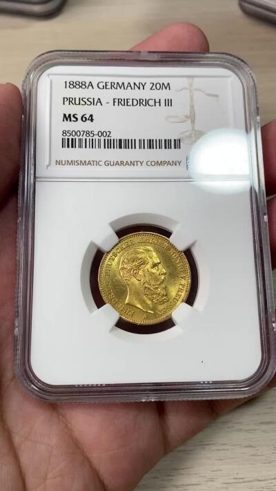 万国钱币拍卖第053期【万国秋季大拍下●周五周六两场连拍】 NGC MS64 1888年德国普鲁士三皇之年腓特烈三世短翅流通20马克金币 经典短翅金马克名品 邮票光泽 7.96g 900金