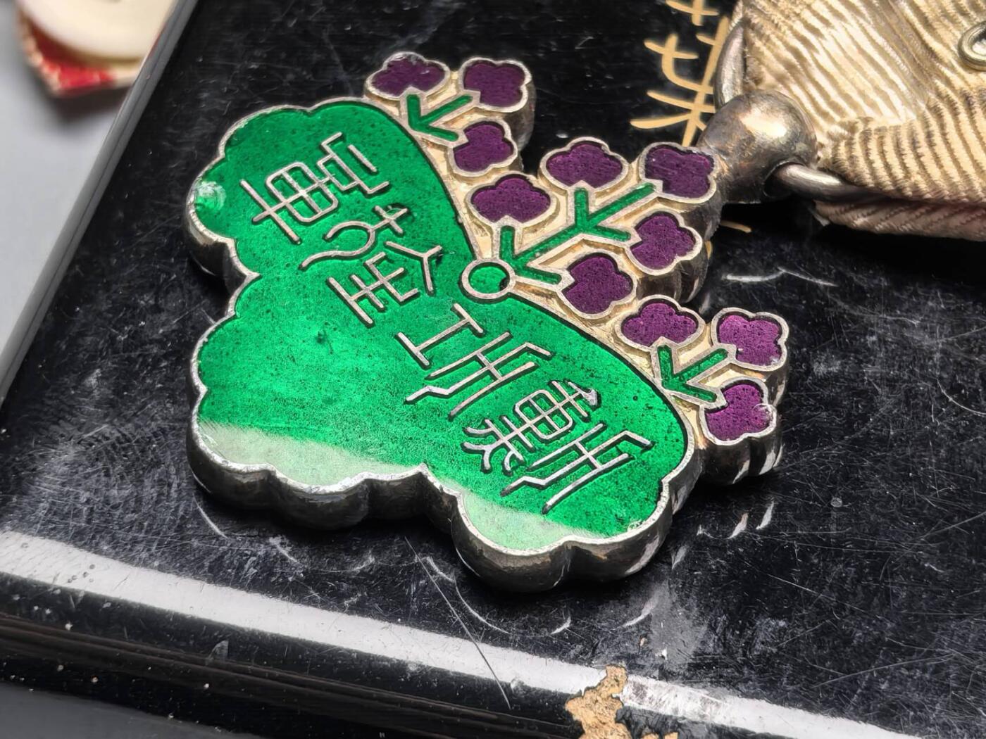 小驴勋章奖章收藏10月18日周六晚6点拍卖（珍爱和平，收藏战争，铭记历史，勿忘国耻，忠党爱国。有偿代拍，送拍规则在简介最后，参拍须阅读规则后再参拍，关系到运费包装发货时效真假辨别等关键信息，店主微信码在最后一拍品） 七叶银质七宝烧带盒带略，有些许磕碰