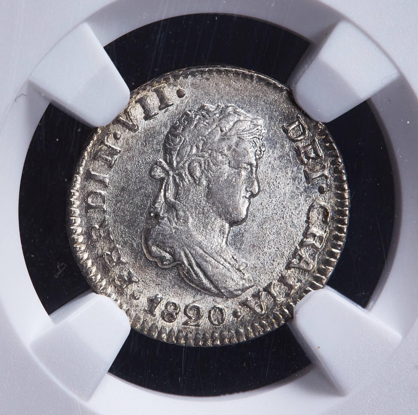 【俄甄集藏】2025年(044)11-12星期三晚 19:30 全场包邮 西属墨西哥1820年费尔南多七世JJ版1/2里亚尔双柱银币，NGC MS63，黄油彩，转光品相