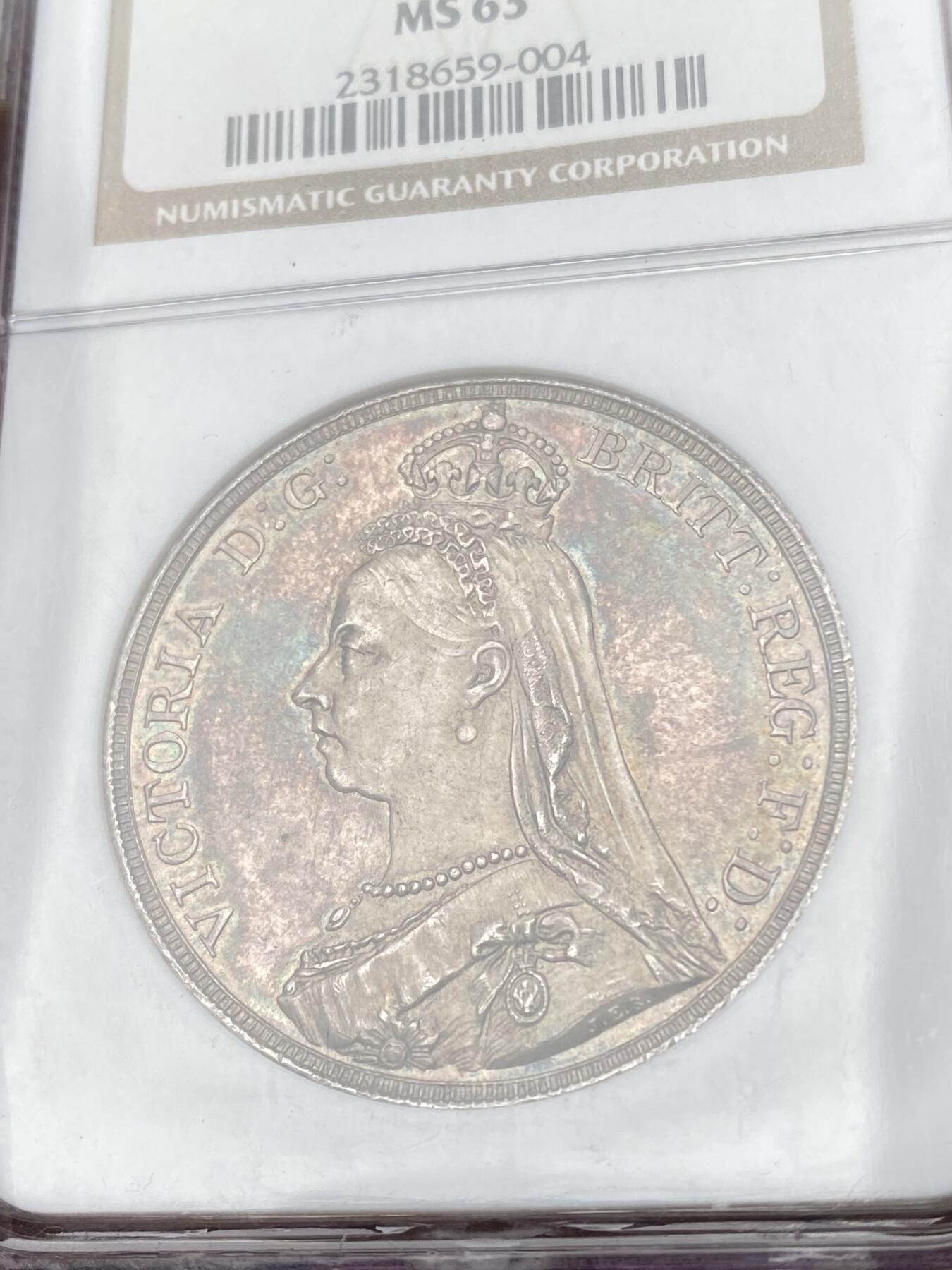 万国钱币拍卖第053期【万国秋季大拍下●周五周六两场连拍】 NGC MS63 1889年英国维多利亚女皇高冠马剑克朗 厚重七彩也压不住的原光闪烁 NGC老白盒质感极佳