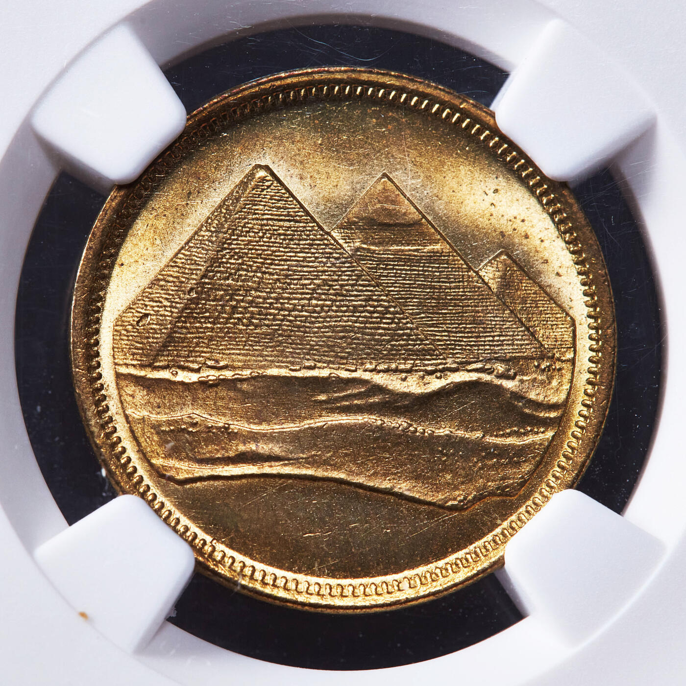 【俄甄集藏】2025年(044)11-12星期三晚 19:30 全场包邮 埃及1984年5皮阿斯特下画押版铜币，NGC MS65，卷拆原光品相，少见版本