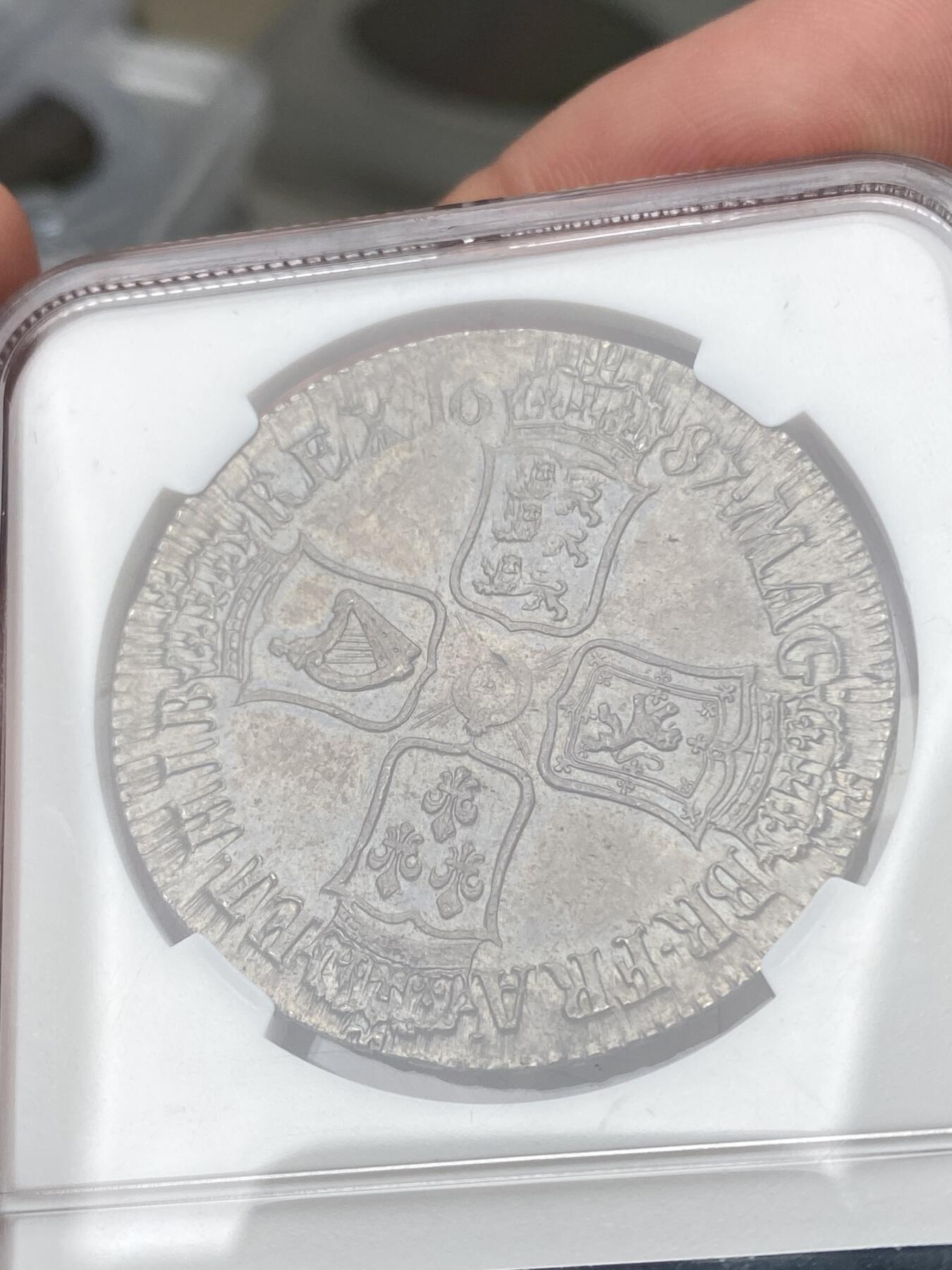 万国钱币拍卖第053期【万国秋季大拍上●周五周六两场连拍】 NGC MS63 1687年英国詹姆斯二世克朗大银 斯图亚特王朝复辟后第二位国王 全深打无减重痕非常难得 双面均匀一色的英式乌云包浆 对于一枚17世纪的英国克朗来说已是顶级典藏品质