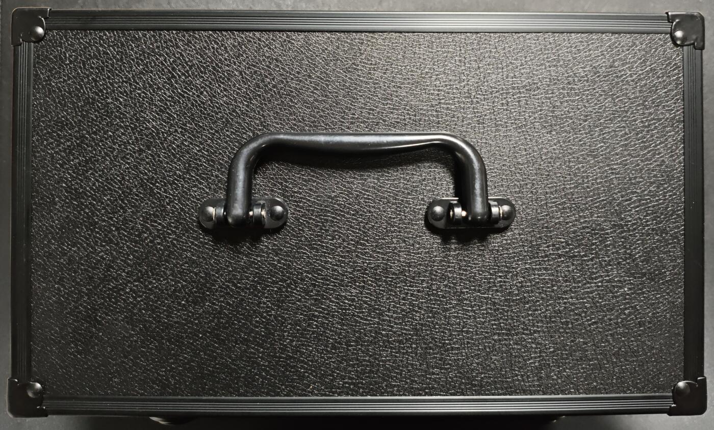 天玑星卡拍第129期《10.16周四截拍》持续收拍收评中 满赠卡需备注 卡箱一个 内置三槽 约60张评级卡容量 体积原因 该拍品需要到付发出