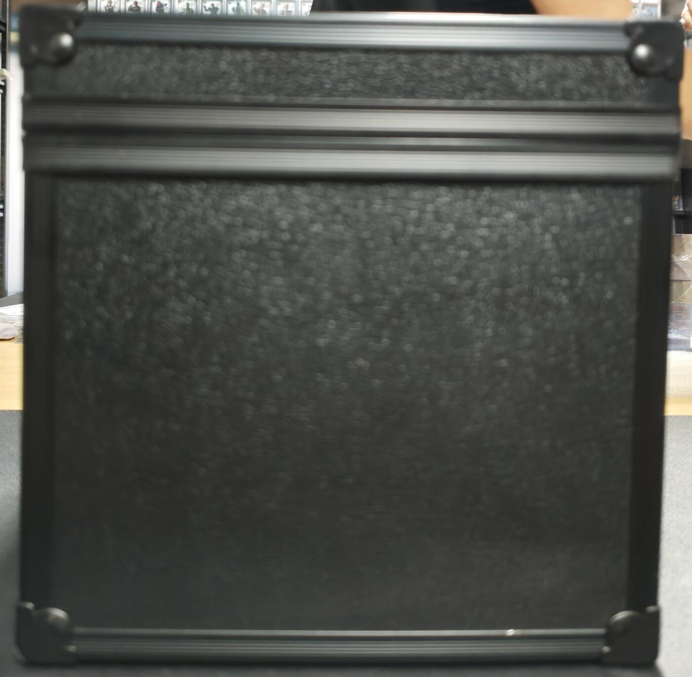 天玑星卡拍第129期《10.16周四截拍》持续收拍收评中 满赠卡需备注 卡箱一个 内置三槽 约60张评级卡容量 体积原因 该拍品需要到付发出