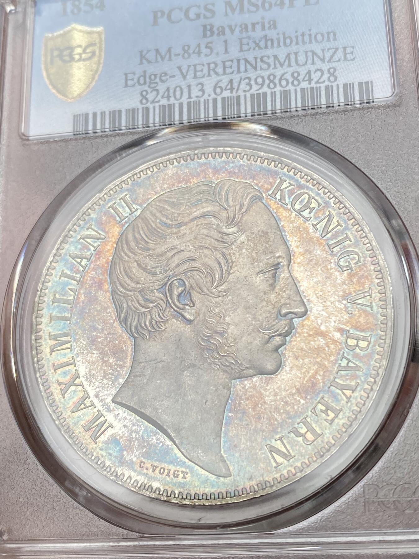 万国钱币拍卖第053期【万国秋季大拍下●周五周六两场连拍】 PCGS MS64PL 1854年巴伐利亚马克西米利安二世水晶宫历史2泰勒 相较尺寸独树一帜的路一历史2T 规格回归流通2T的马二历史系列 水晶宫绝对是其中绕不开的品种 绚丽七彩包浆覆盖其深度类镜面质感的底板  所见最美 PC唯一冠军分