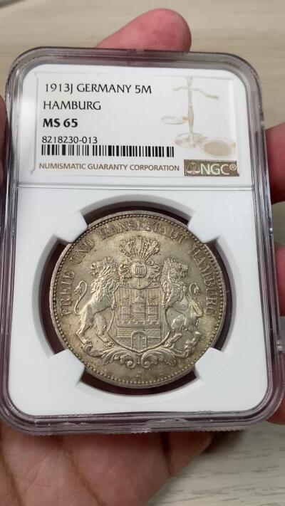 万国钱币拍卖第053期【万国秋季大拍下●周五周六两场连拍】 NGC MS65 1913年德国汉堡自由市长翅流通5马克 常见长翅马克品种 想找到一枚如此原味BU状态的难度不小 均匀一色金彩包浆搭配上经典汉堡双狮令人爱不释手
