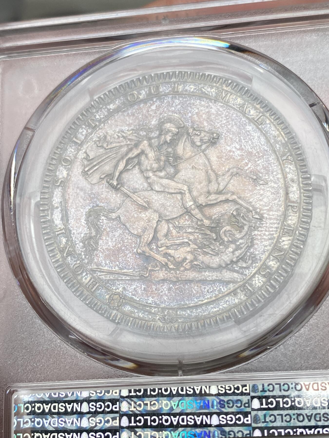 万国钱币拍卖第053期【万国秋季大拍上●周五周六两场连拍】 PCGS MS63 1818年英国乔治三世马剑克朗 英国马剑系列首年开山之作 打制锋利初铸感极强 类镜面质感的底板在英系渐变五彩的加持下绝对称得上是视觉享受 Salton名家旧藏 国际市场涨幅非常明显的品种